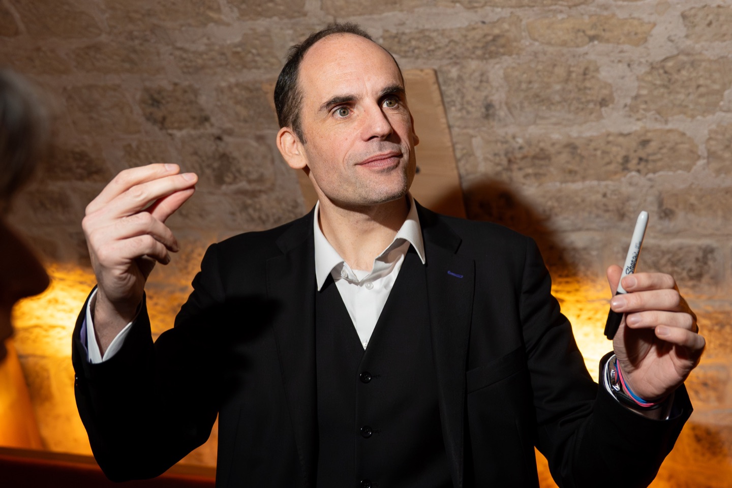 Benoît, mentaliste à Paris, en prestation de magie mentale