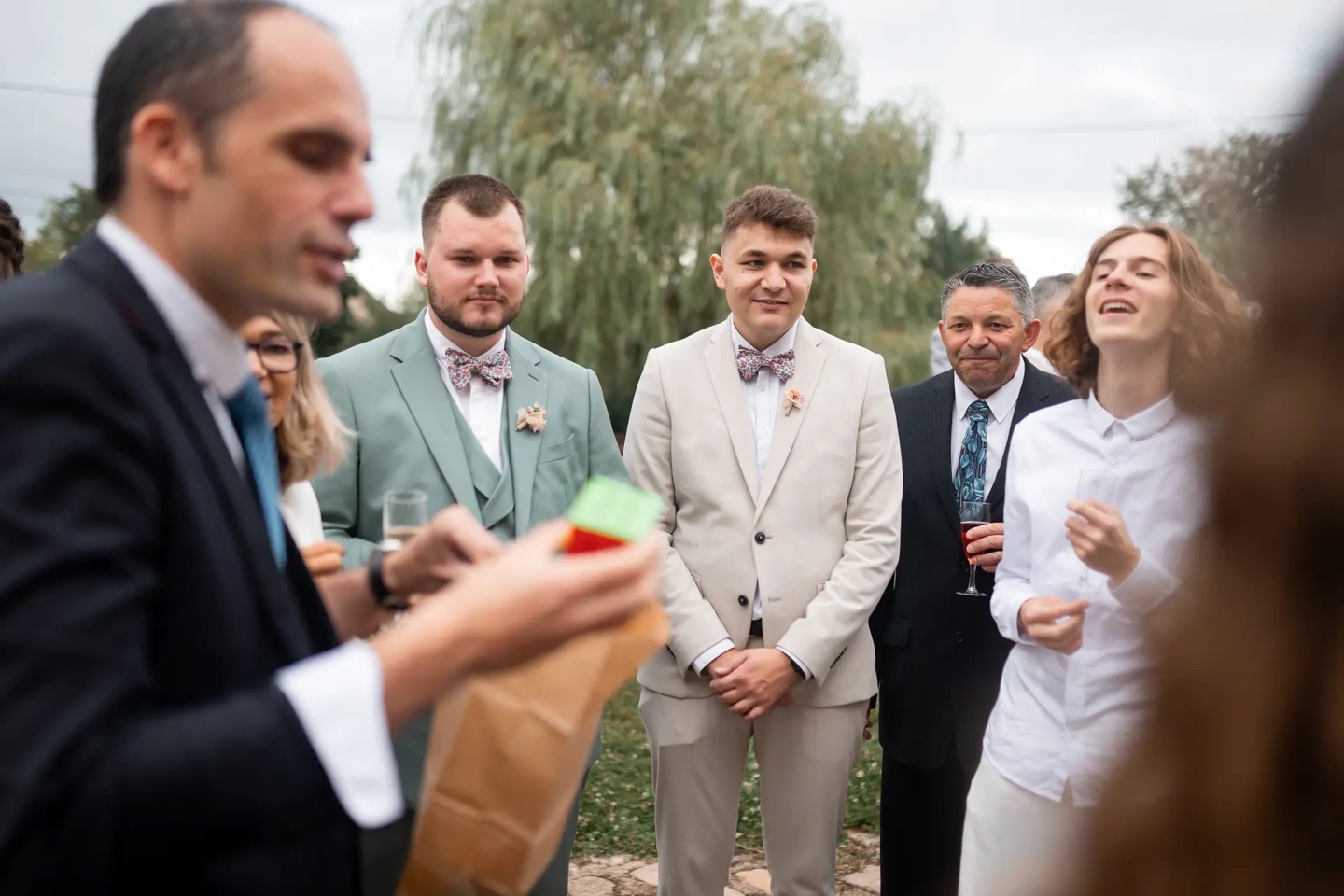 Wedding guests watching Benoît perform close-up magic