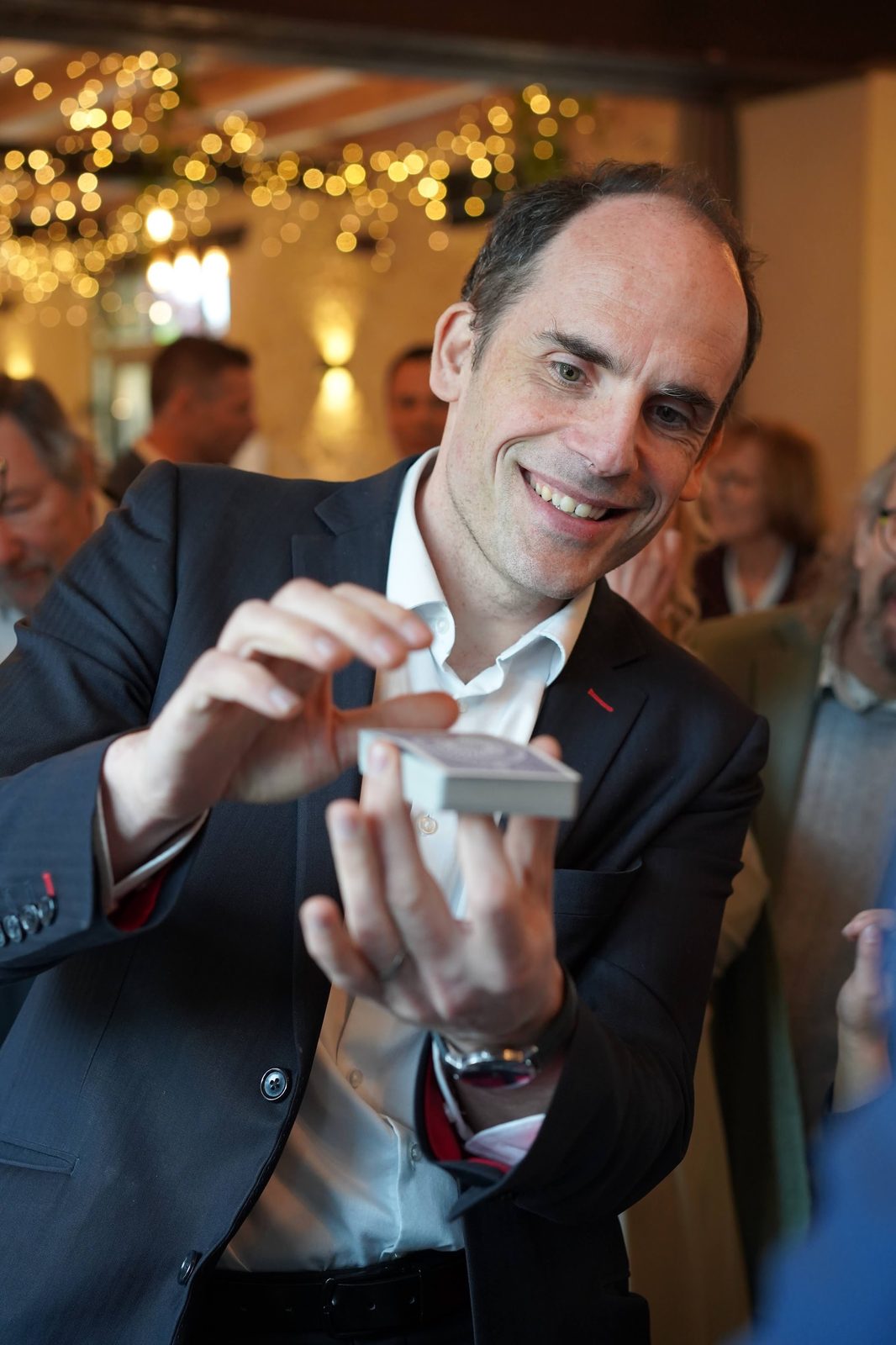 Benoît, close-up magician, performing at a wedding in Paris